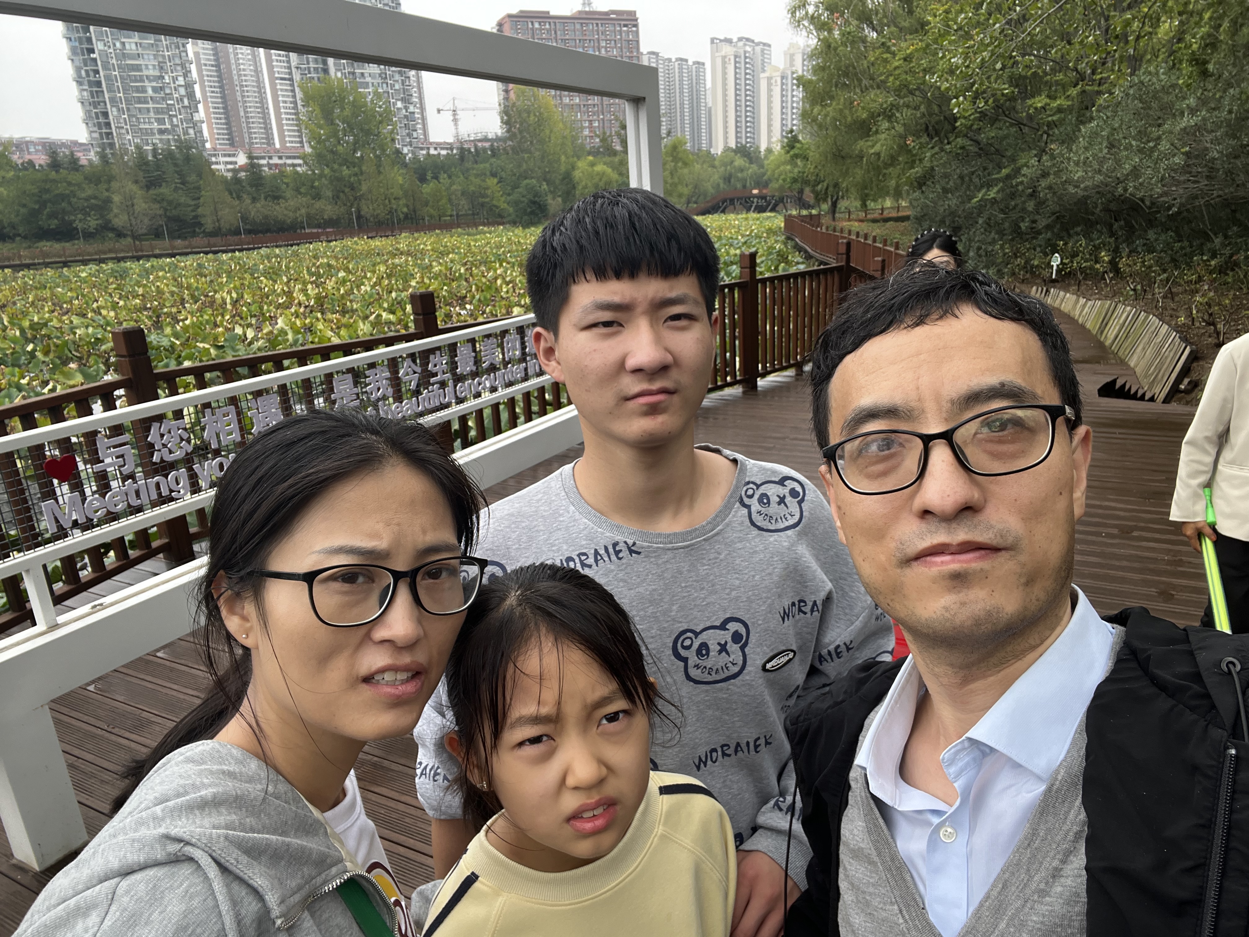 转眼间十一假期就过去了，事情都演化的好快，扑面而来。
这个秋天雨水特别多，天空一直是濛濛的，没有炽烈，一如我此时的处境和心情。
匆匆的去了一趟平顶山妹妹的新居，妹妹们、外甥、外甥女、崭新的小区、走走、聊聊、安静、白龟湖、随心、安静。
匆匆的返回，见到了妈妈，小妹妹，妹夫，小外甥，拉拉家常。
匆匆的送妈妈回老家，舟车劳顿。
然后是连续三天的躺平，感觉自己要和沙发焊死了，抖音，B站，视频号来回切换。抖音主要看一些政经类，国家伟大；B站主要看一些国外搬运切片、老外在中国；视频号主要看电影，篮球，看房。总之就是昏天黑地，眼睛透支。
最后一天丈母娘来看牙，南站，医院，医院，南站，返程大军。
最后，生活还是要继续努力，努力保持专注，摆脱懒惰思想，打造利于自己的系统。