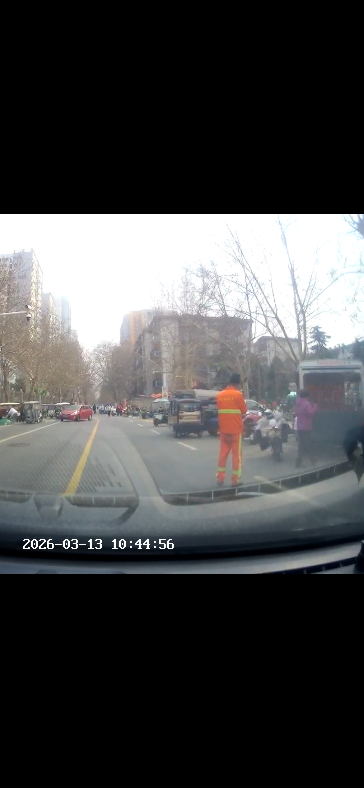 该路段两侧常年占道经营，违规停车，行人随意穿行，左拐时右侧和前方有行人，非机动车和卖货车，为了驾驶安全和避让非机动车和行人，所以向左压线，下图是当时的行车记录仪截图


抓拍扣分 申诉话术